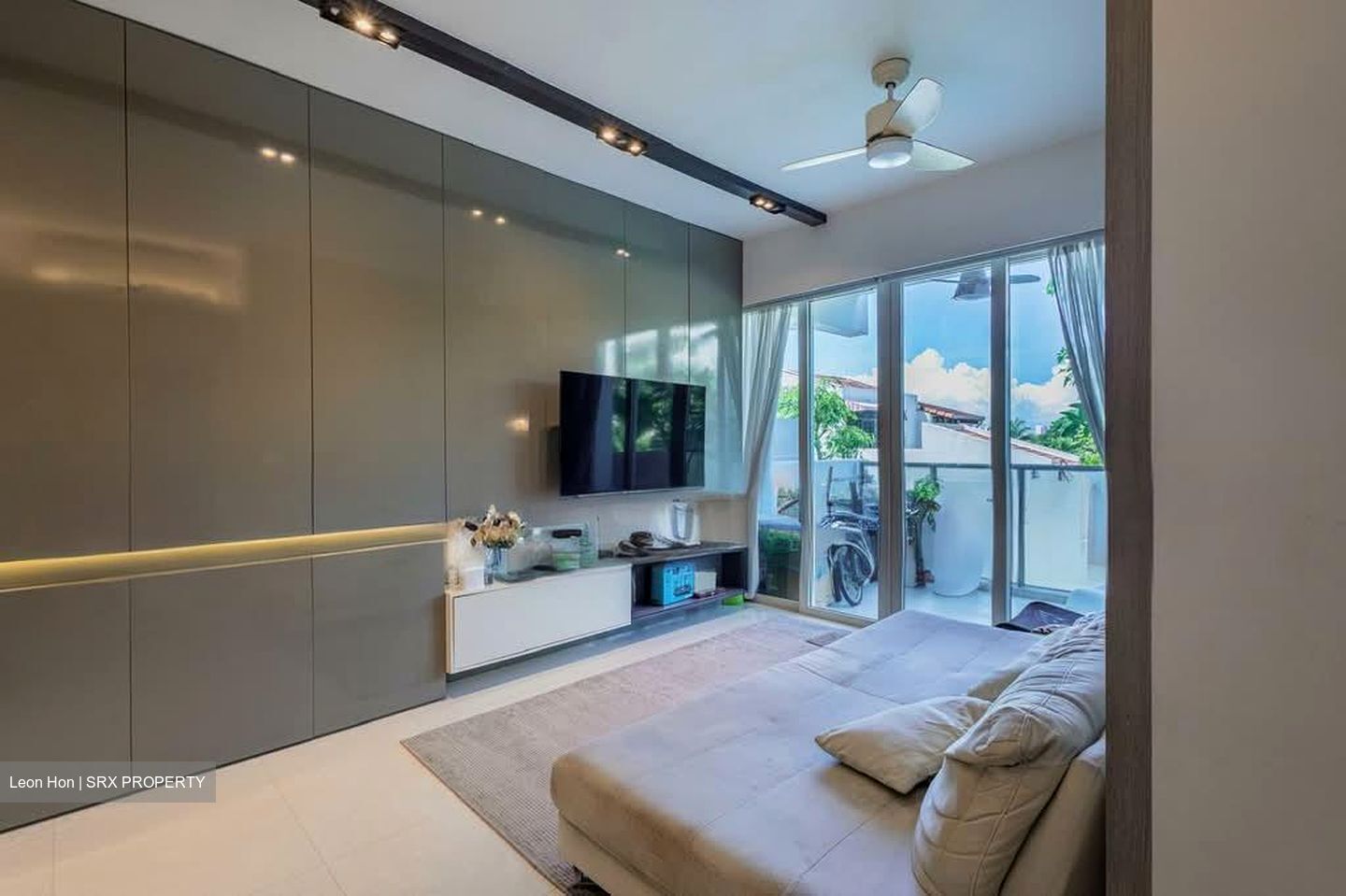 Vacanza @ East (D14), Condominium #580564731
